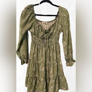 In good condition 
Size M
Has elastic waist
Short dress